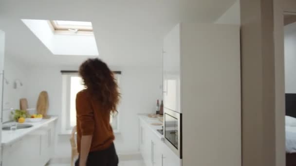Schnappschuss der jungen Frau, wie sie sich zu Hause heftig mit ihrem Mann prügelt, ihn wegstößt, in die Küche geht, um Wasser zu trinken, ihn dann wütend anschreit und verlässt - Filmmaterial, Video