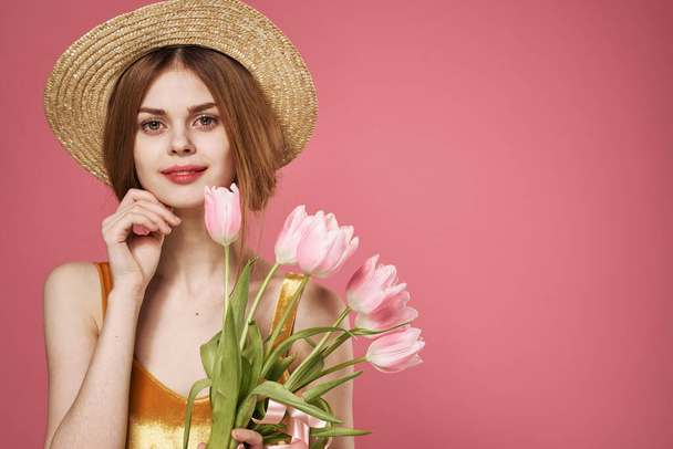 Jolie femme avec bouquet de fleurs sourire modèle de style de vie - Photo, image