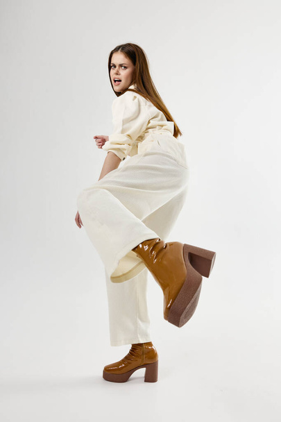 femme émotionnelle en combinaison blanche brun chaussures fond isolé - Photo, image