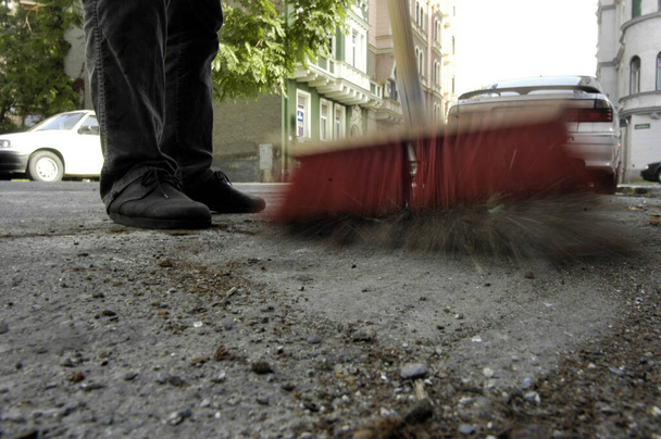 Süpürgeyle sokak temizliği, toprağı ve tozu süpürüyor - Fotoğraf, Görsel