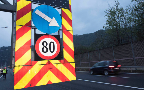 80 kilometrů za hodinu omezení rychlosti dopravní značka na silnici - Fotografie, Obrázek