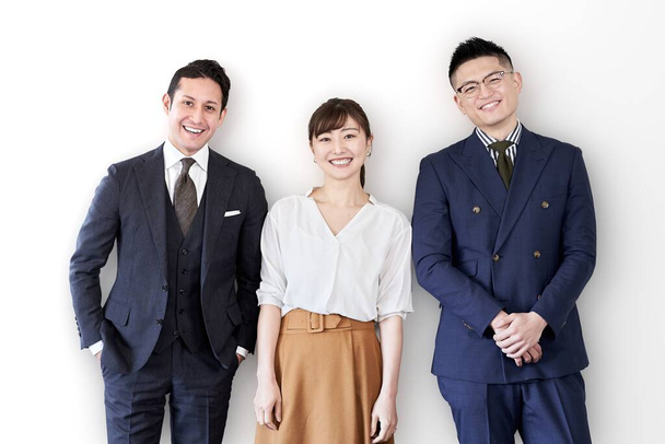 Gente de negocios asiáticos y latinos de pie con una sonrisa - Foto, imagen