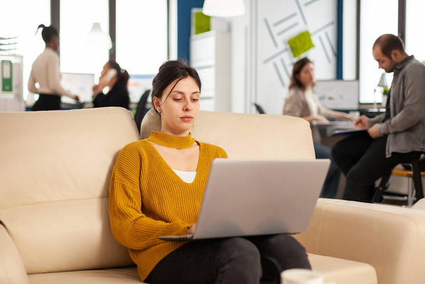 集中ビジネスの女性はノートパソコンでニュースを読む - 写真・画像