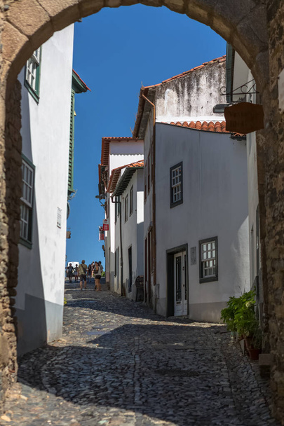 ブラガンカ/ポルトガル- 08 01 2020:ブラガンカ城の外郭要塞の門、中世の村の通り、市内の象徴的な記念碑の建物、ポルトガルの家長制 - 写真・画像