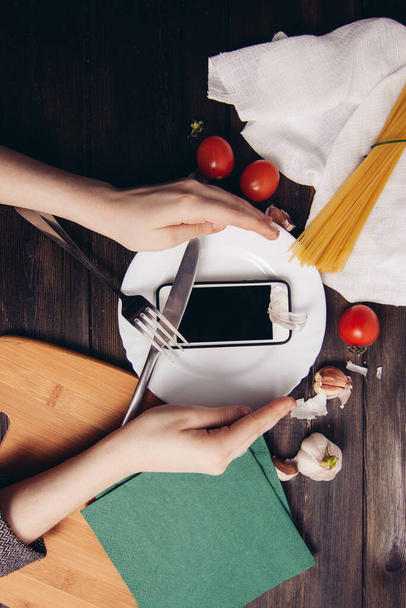κινητό τηλέφωνο πλάκα μαγειρέματος συστατικά κουζίνα τεχνολογία - Φωτογραφία, εικόνα