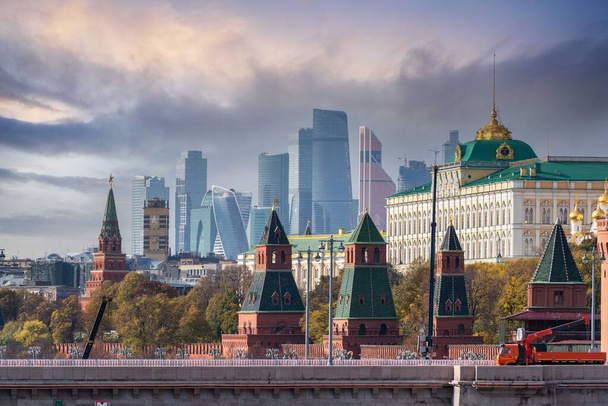 Blick auf die Moskauer Skyline und die Mauern des Kreml. Kremlewskaja nabereschnaja mit dem Moskau International Business Financial Center im Hintergrund. Leben vor der Pandemie COVID-19 - Foto, Bild