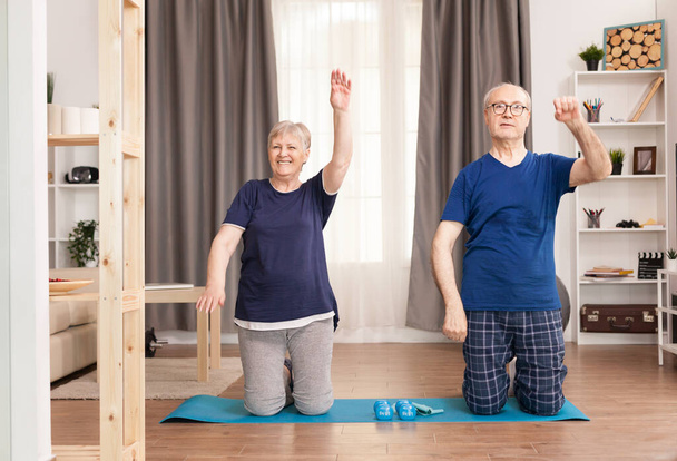 Egzersiz yapan mutlu yaşlı eş - Fotoğraf, Görsel