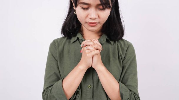 Χριστιανή γυναίκα προσεύχεται ταπεινά απομονωμένη λευκό φόντο - Φωτογραφία, εικόνα
