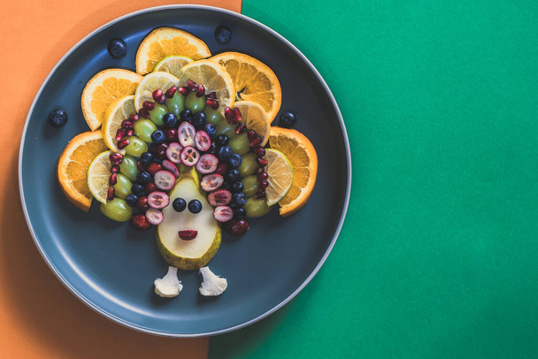 plato creativo con verduras y frutas - Foto, imagen