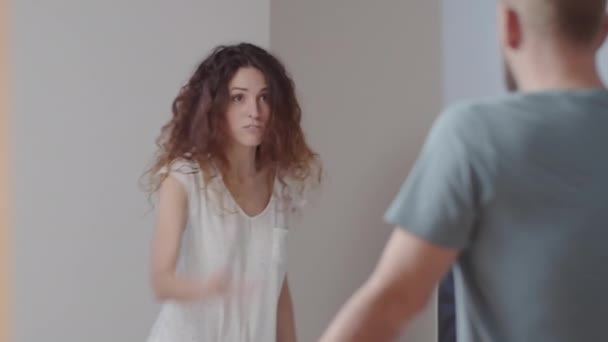 Schnappschuss der schönen jungen kaukasischen Brünetten im Pyjama, die ihren Mann flucht und missbraucht, bevor sie nachts ins Bett geht - Filmmaterial, Video