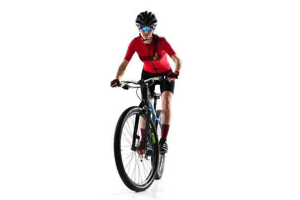 Επαγγελματική γυναίκα ποδηλάτης αναβάτης με ποδήλατο δρόμου απομονώνονται σε λευκό φόντο. - Φωτογραφία, εικόνα