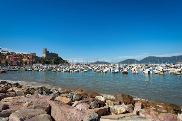 Lerici Limanı 'nın birçok teknesi, La Spezia Körfezi, Liguria, İtalya, Güney Avrupa maliyetli turizm beldesi var.. - Fotoğraf, Görsel
