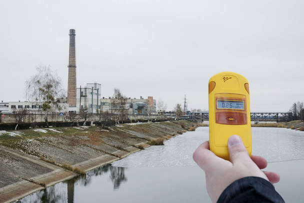 Kerncentrale van Tsjernobyl. Dosismeter in de hand, stralingsregeling.  - Foto, afbeelding