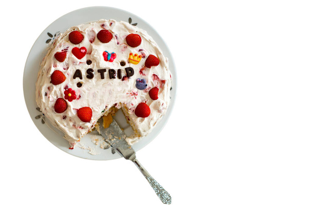 Geïsoleerde Childrens verjaardagstaart met tekst die zegt Astrid 4 jaar. Top View met aardbeien. - Foto, afbeelding