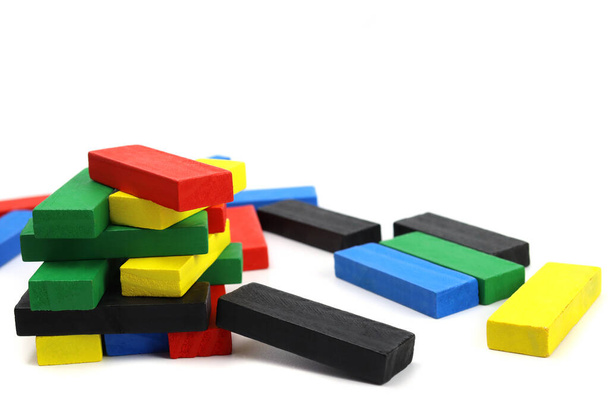 blocs de bois colorés, briques isolées sur blanc - Photo, image