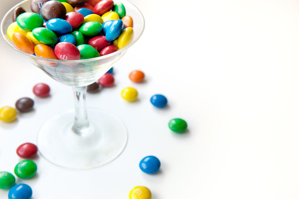 chocolade kleurrijke snoepjes op witte achtergrond - Foto, afbeelding
