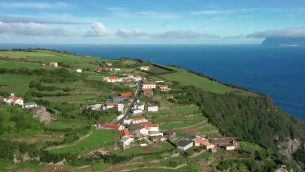 Veduta aerea del piccolo insediamento sulla punta della riva - Filmati, video