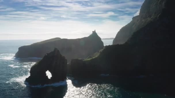 Images aériennes d'une baie pittoresque isolée au lever du soleil - Séquence, vidéo