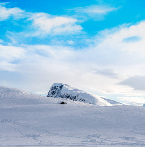 Mount Bitihorn in Beitostolen, Noorwegen, op een koude heldere en besneeuwde winterdag. Hoge kwaliteit foto - Foto, afbeelding