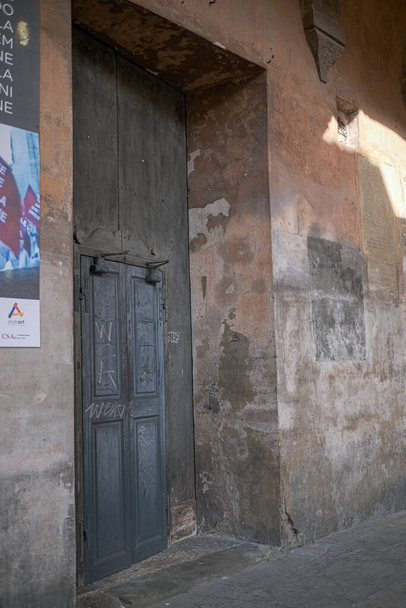イタリアのレッジョ・エミリアのポーチの下のドア。高品質の写真 - 写真・画像
