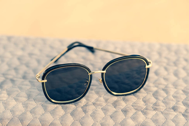 Las gafas de sol con grandes lentes redondas negras disparan al aire libre en un primer plano de día de verano. Enfoque selectivo - Foto, Imagen