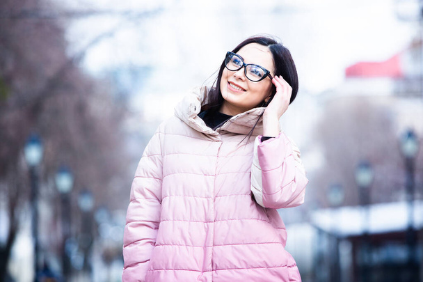 Красива стильна молода жінка з модним зимовим теплим піджаком на вулиці
. - Фото, зображення