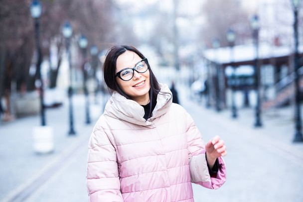 Красива стильна молода жінка з модним зимовим теплим піджаком на вулиці
. - Фото, зображення