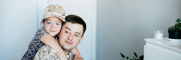 Militärangehöriger Vater umarmt Tochter. Porträt einer glücklichen amerikanischen Familie. Lebensstil, athenischer Moment. Glücklicher Vatertag. Bannerbild für Website - Foto, Bild
