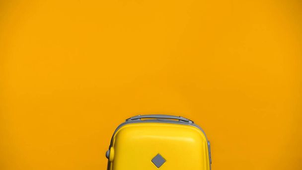 modern utazási táska elszigetelt sárga fénymásolási hely - Fotó, kép