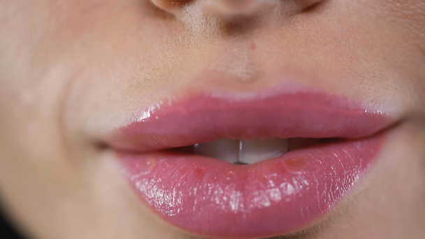 Teilansicht einer lächelnden Frau mit rosa Lippen - Foto, Bild