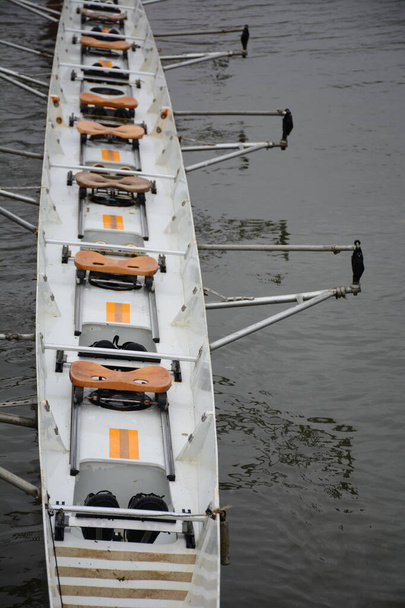 Веслувальний човен має сидіння
 - Фото, зображення