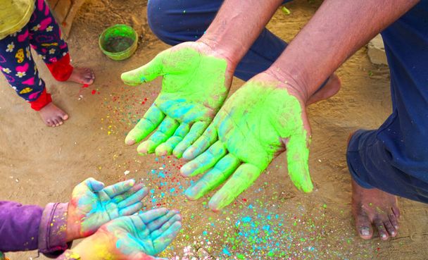 Holi-Fest. Hand mit grünen Rangoli-Farben. Holi und Dhulandi Festival Konzept in Indien. - Foto, Bild