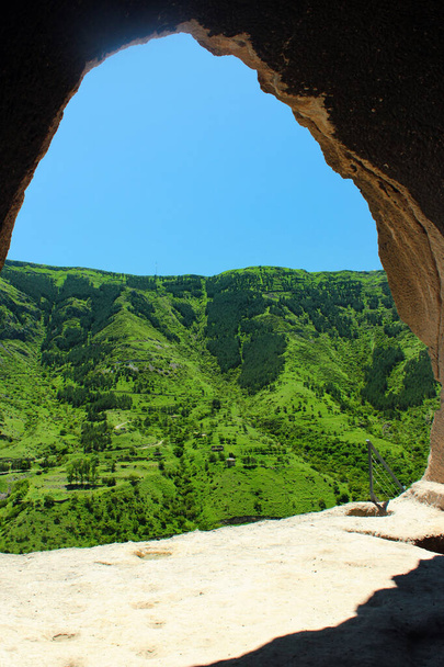 Вид из высеченного в скале окна на пещерный монастырь Вардзия в Самцхе-Джавахетинском районе, недалеко от г. Ахалцихе, Грузия - Фото, изображение