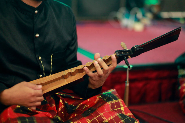 ケチャピ・ブギス（Kecapi Bugis）は、ギターのように演奏される伝統楽器。船の形に似ているのは、民間伝承によると水夫によって作られたからである。. - 写真・画像