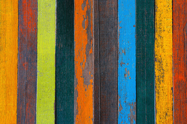 Φόντο ή ταπετσαρία από πολύχρωμη ξύλινη σανίδα - Φωτογραφία, εικόνα