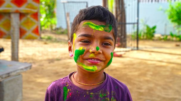 Entzückendes Kind in Holi-Farben. Holi ist ein Fest Indiens. Es ist ein Fest der Farben und der Freude. Es wird auch als Dhuleti bezeichnet. - Foto, Bild