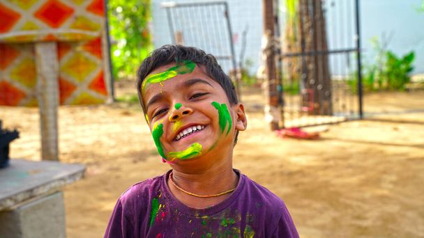Chica celebrando el festival Holi en Delhi, India. El día principal, Holi, es celebrado por personas que se tiran polvo de colores y agua de colores entre sí.. - Foto, Imagen