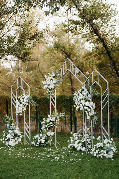 área de cerimônia de casamento com flores secas em um prado em uma floresta marrom de pinho - Foto, Imagem