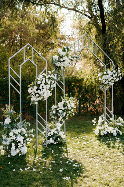 obszar ceremonii ślubnej z suszonymi kwiatami na łące w sosnowym, brązowym lesie - Zdjęcie, obraz