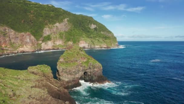Luftaufnahme der Küstenlandschaft an einem sonnigen Tag - Filmmaterial, Video