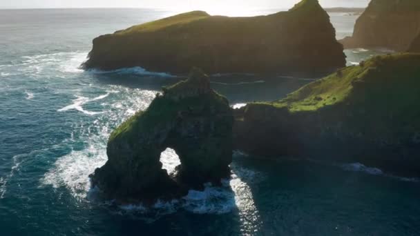 Ein Felsen mit einem Bogen zwischen riesigen Klippen und dem wilden Atlantik - Filmmaterial, Video