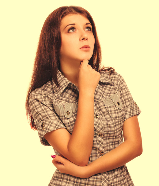 Femme fille brunette montre signe positif pouces oui, chemise shorts
 - Photo, image