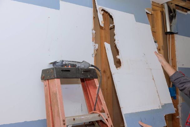 Muro di cartongesso vecchio demolito con ristrutturazione cucina interna in corso - Foto, immagini