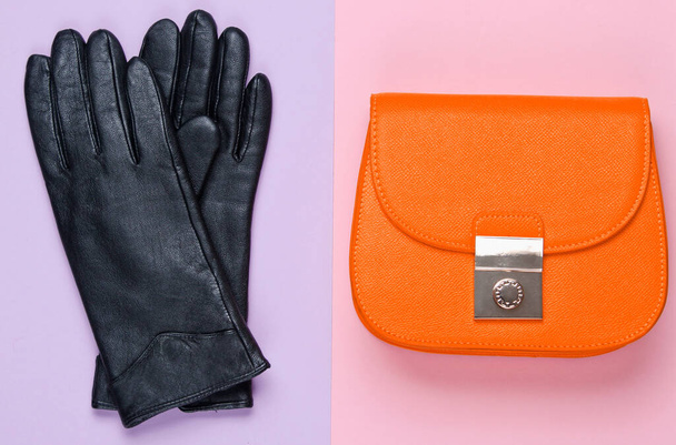 Minimalistische Mode. Modische Accessoires für Frauen auf pastellfarbenem Hintergrund. Lederhandtasche, Handschuhe. Ansicht von oben - Foto, Bild