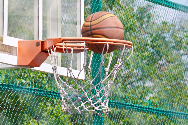 Koszykówka obręcz na akrylowa tablica i piłka - Zdjęcie, obraz
