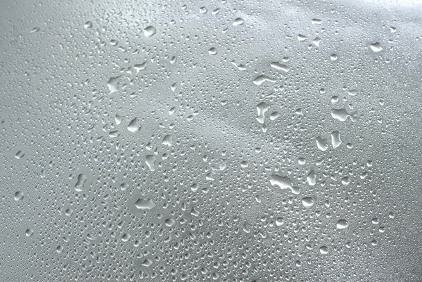 капли воды на сером металлическом фоне. Мокрый фон для дизайна. После дождя - Фото, изображение