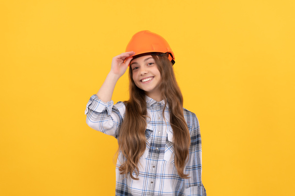 Kasklı genç kız. Kareli gömlekli müteahhit çocuk. İnşaat ve inşaat konsepti. Mutlu çocuk işçisi şapka takar. Çocukluk gelişimi. Doğum günün kutlu olsun. Gelecekteki kariyer. - Fotoğraf, Görsel