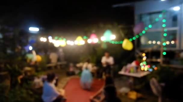 La gente borrosa en la fiesta de cumpleaños hija en casa por la noche. feliz momento del evento. Vídeo fuera de foco. - Metraje, vídeo