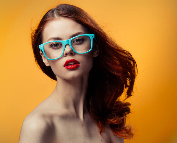 hezká zrzavá žena s nahými klávesami červené rty brýle luxus - Fotografie, Obrázek