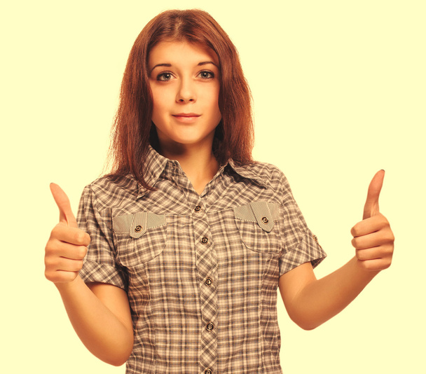 νεαρή γυναίκα μελαχρινή κοπέλα δείχνει θετικό σημάδι αντίχειρες ναι, πουκάμισο - Φωτογραφία, εικόνα